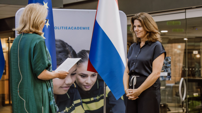Monique Vogelzang beëdigt Olivia Kramers