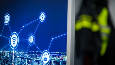 De digitale snelweg met een skyline op de achtergrond en politiejassen aan een kapstok.