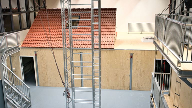 Klimhal in Ossendrecht met schuin dak van een woning met dakraam