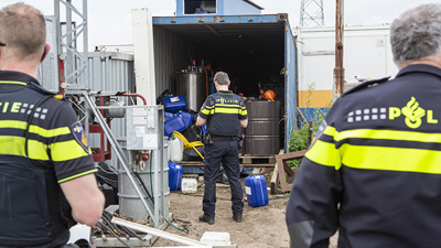 Drie agenten bij een drugslab