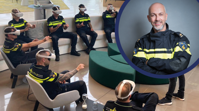 Klas met politiestudenten met een VR-bril en portret van Bas Boing