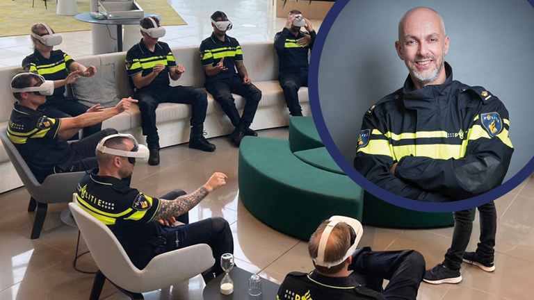 Klas met politiestudenten met een VR-bril en portret van Bas Boing