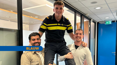 Student Jip in uniform op de schouders van twee collega's 