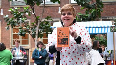 Janine Jansen houdt haar nieuwe boek 'De prijs van het vuur' vast