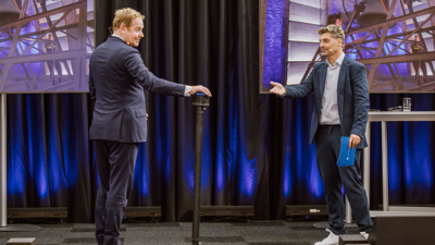 Minister Van Weel verricht de openingshandeling voor de opening Politieonderwijsjaar