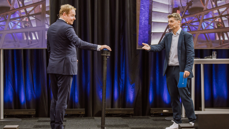 Minister Van Weel verricht de openingshandeling voor de opening Politieonderwijsjaar