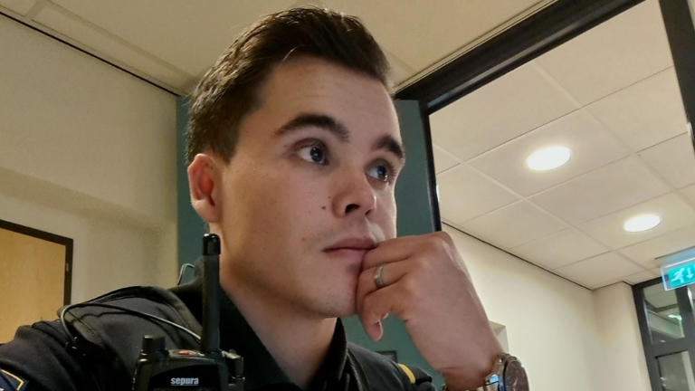 Student Kamahl kijkt naar beeldscherm