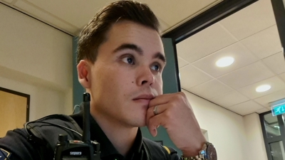 Student Kamahl kijkt naar beeldscherm