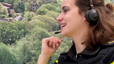 Student Emma glimlacht met een headset op