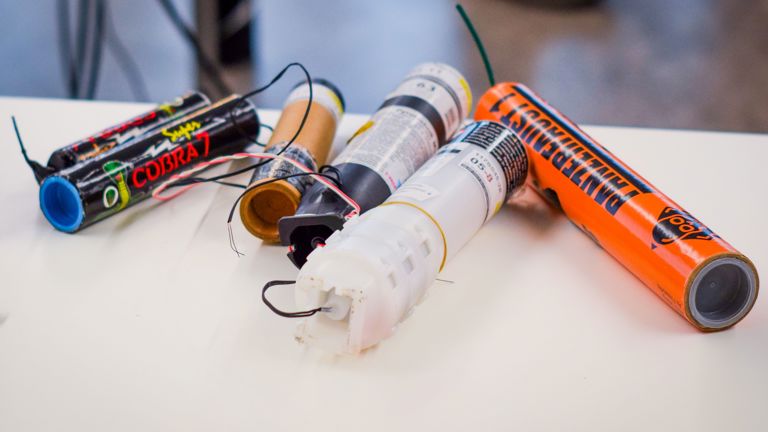 Divers vuurwerk ligt op tafel