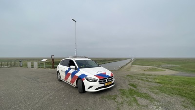 Een politieauto surveilleert in een uitgestrekt gebied van Nederland