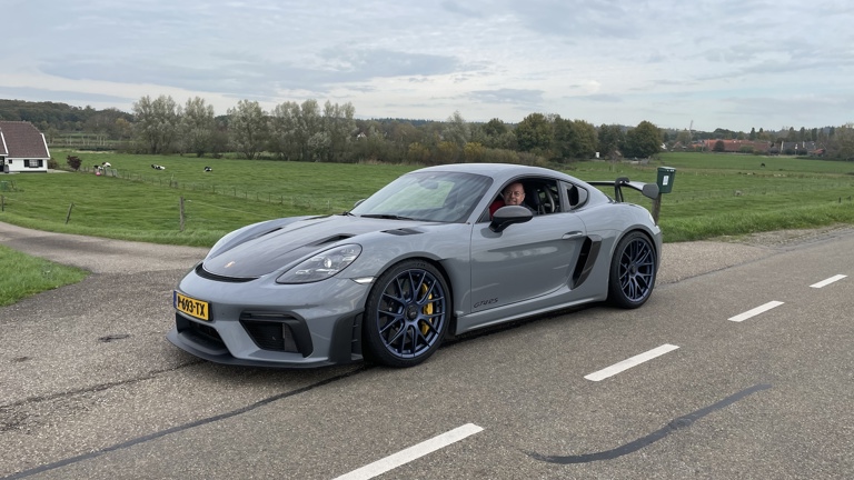Ben rijdt in een sportauto