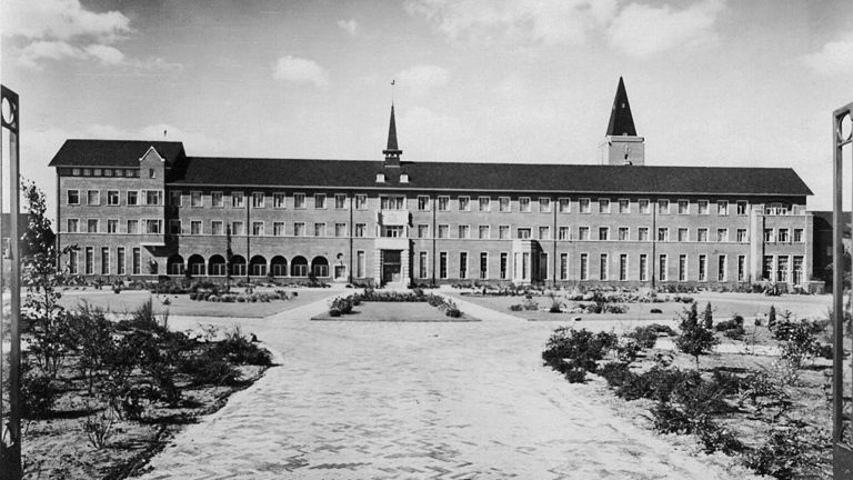 De oude hoofdingang van het kleinseminarie in Apeldoorn. 
