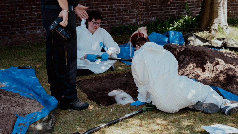 studenten controleren een graf 