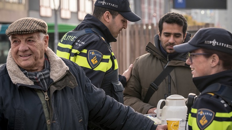 Politiemensen in gesprek met buurtbewoners