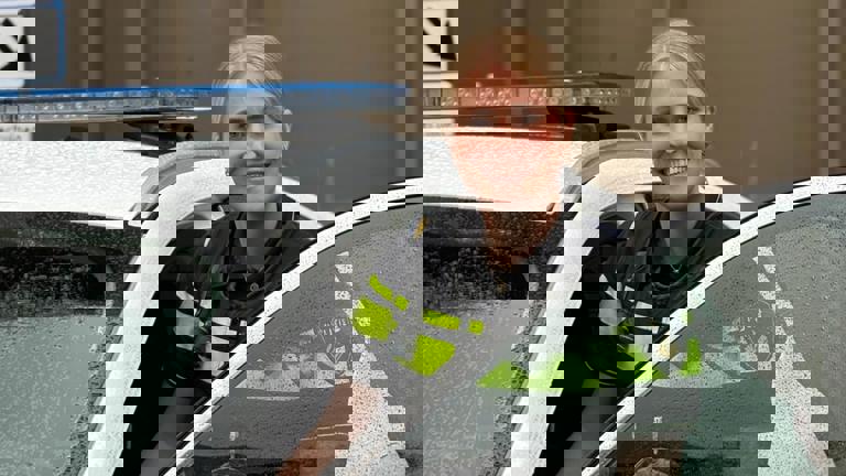 Student Bente stapt een politieauto in 