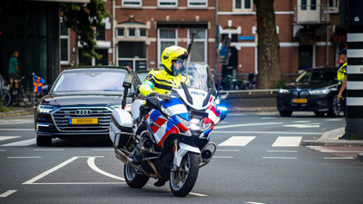 Politiemotor begeleidt de auto van Koningin Máxima tijdens de NAVO-top