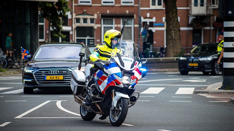 Politiemotor begeleidt de auto van Koningin Máxima tijdens de NAVO-top