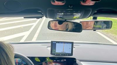 Student Rianne achter het stuur van een politieauto