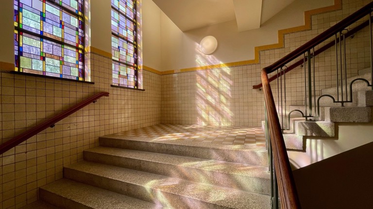 De grote, brede en statige trappen in het gebouw van de Politieacademie.