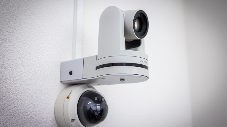 Een camera in de hoek van een politiekamer