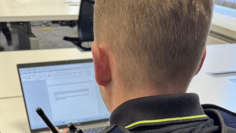Student Danyel achter een laptop