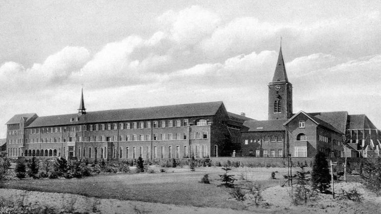 De klokkentoren in de tijd van het kleinseminarie. 