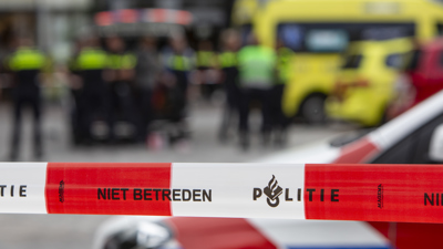 Politieauto op straat achter een afzetlint