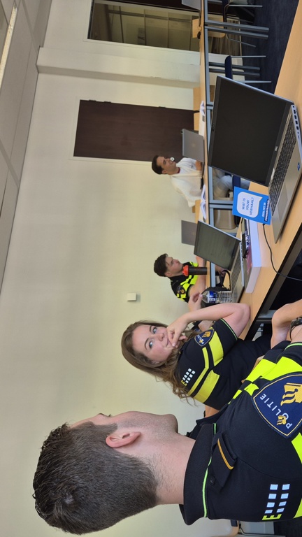 Twee studenten zitten naast elkaar in een klaslokaal