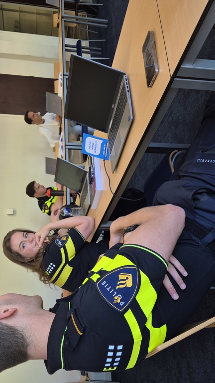 Twee studenten zitten naast elkaar in een klaslokaal