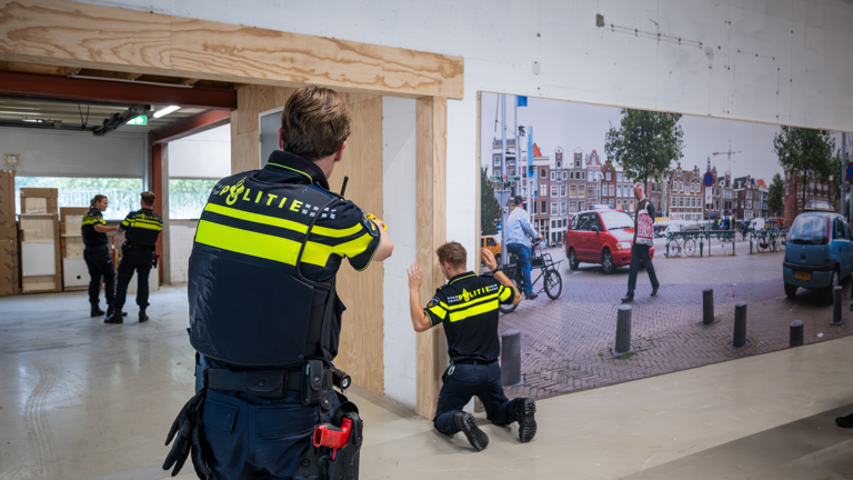 Politiestudenten oefenen een aanhouding in de nieuwe praktijkoefenomgeving in amsterdam