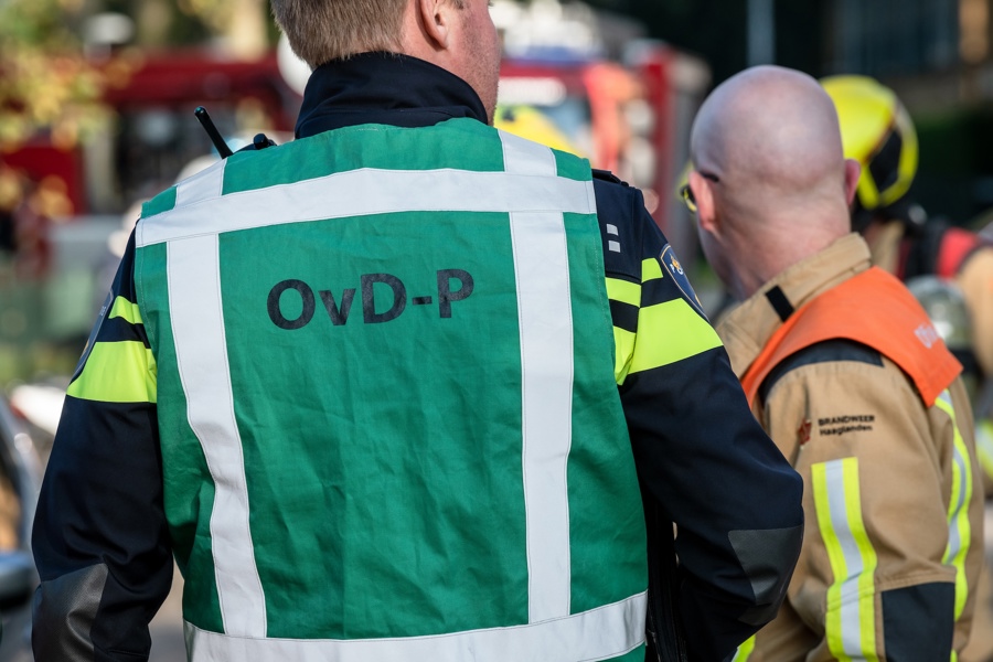Politieacademie studierichting Officier van Dienst - Agent met groene hes OvD-P op de rug gezien