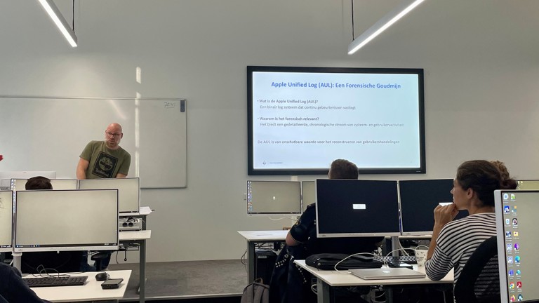 Docent Tim in het computerlokaal tijdens zijn workshop Apple Unified Log