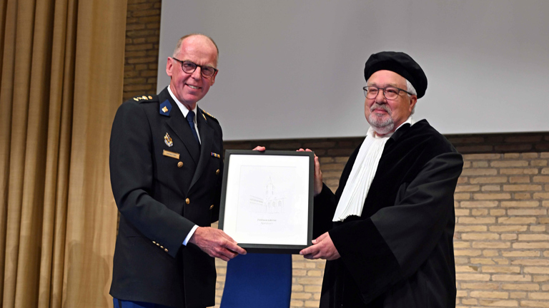 Pieter Tops krijgt uit handen van Leonard Kok, de directeur van de Politieacademie, een certificaat