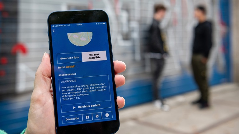 Zoektocht vermist persoon - melding Burgernet op een mobiele telefoon