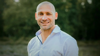Docent Roel portret en lacht naar de camera
