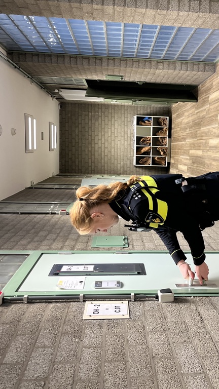 Student Pam draait een celdeur op slot