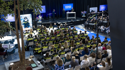 Overzichtsfoto van het publiek bij de opening van het Politieonderwijsjaar