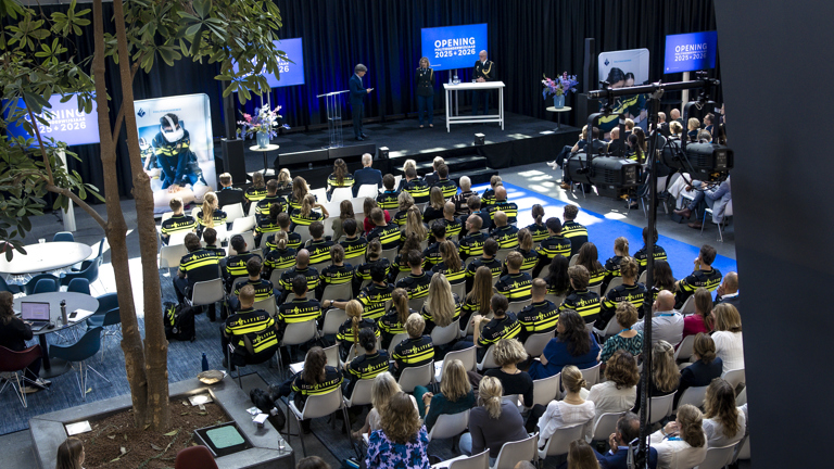 Overzichtsfoto van het publiek bij de opening van het Politieonderwijsjaar