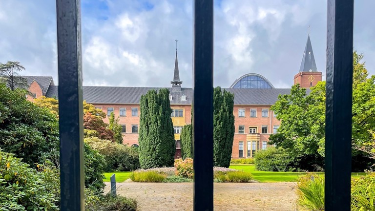 De oude hoofdingang van de Politieacademie in Apeldoorn.