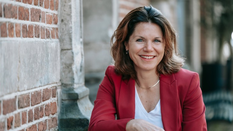 Portretfoto van nieuwe directeur Olivia Kramers