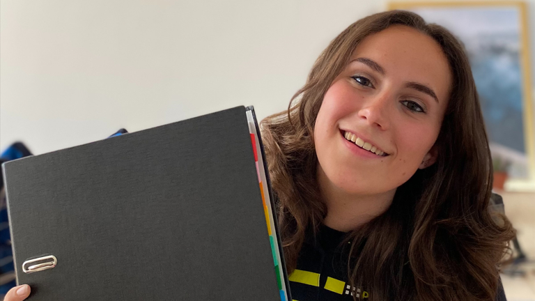 Politiestudent Yente laat haar portfolio-map zien