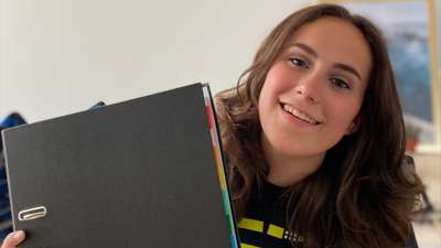 Politiestudent Yente laat haar portfolio-map zien