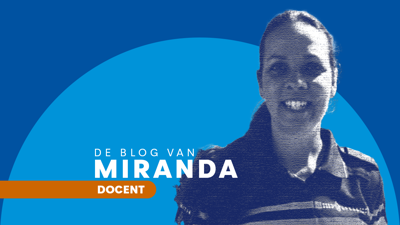 Portret van docent Miranda met blauwe achtergrond. Tekst: De blog van Miranda