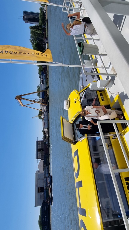 Persoonsbeveiligers met VIP bij een watertaxi