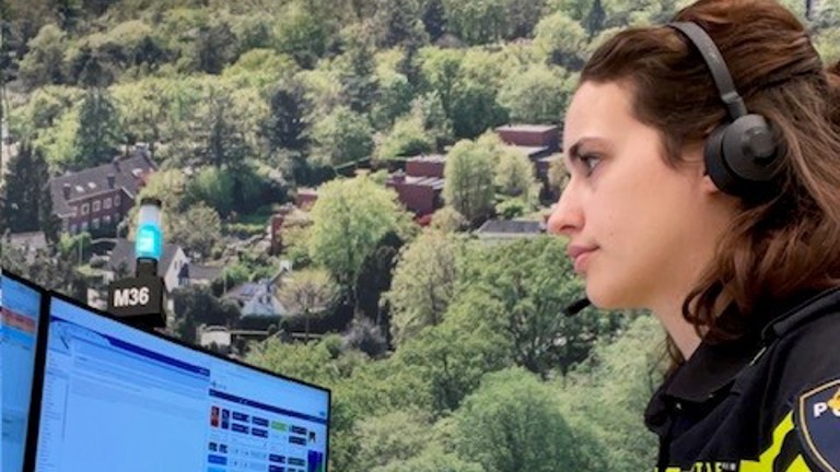 Student Emma met een headset op achter beeldschermen