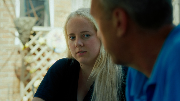 Sanne in gesprek met een man