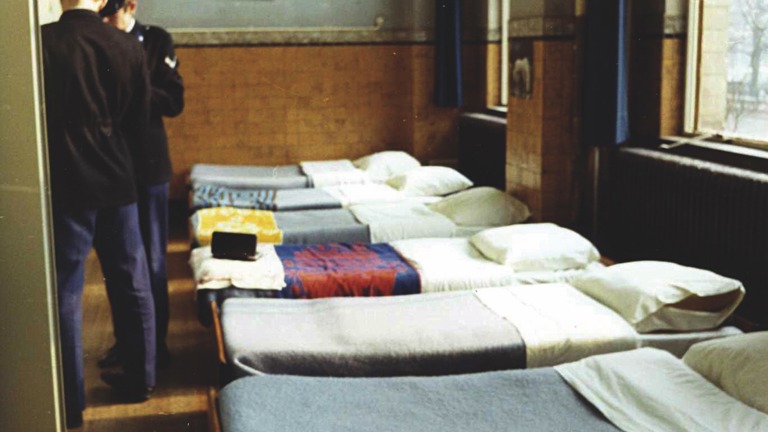 Politieagenten sliepen tijdens hun opleiding ook op zolder. 