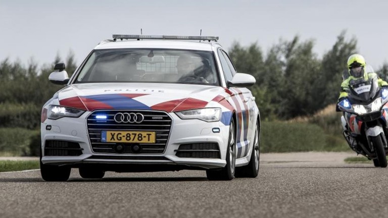 Politieauto en politiemotor op de weg