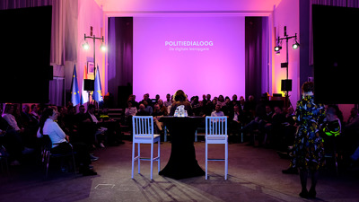 Het publiek in de zaal waarin de politiedialoog over de digitale leeropgave was